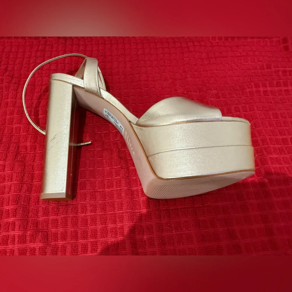 Schutz Kaila Heel in Platina size 9.5..